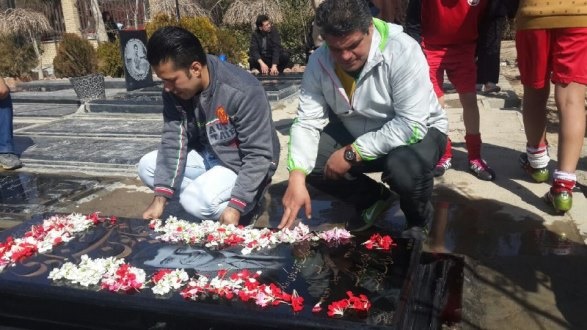 رونمایی از سنگ قبر همایون بهزادی+تصاویر