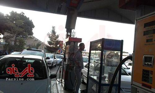 صف طولانی خودروها در پی قطع شدن بنزین+عکس