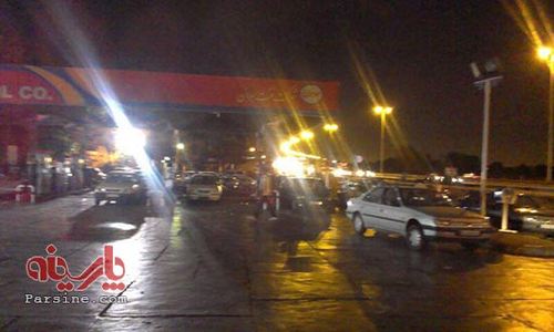 صف طولانی خودروها در پی قطع شدن بنزین+عکس