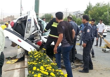 برخورد مرگبار خانم راننده با تیر چراغ برق +عکس