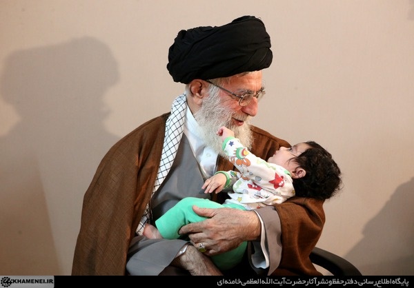 نوه سردار شهید همدانی در آغوش رهبر معظم انقلاب
