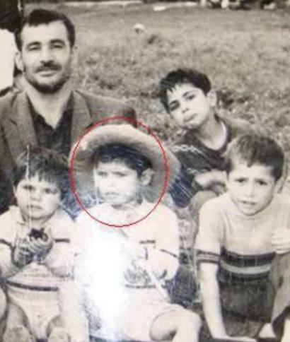 کودکی علی دایی کنار پدر و برادرانش /عکس