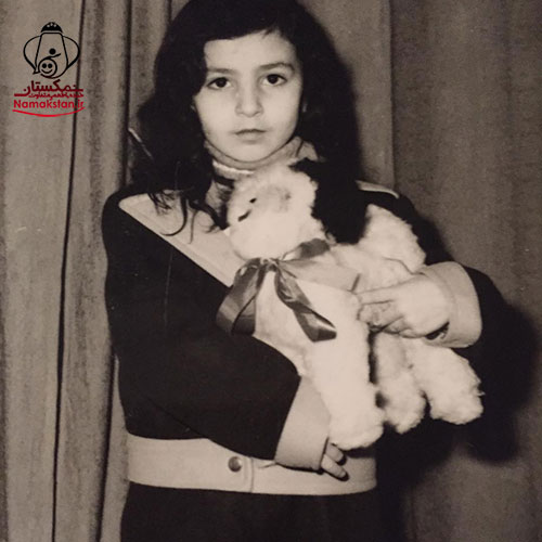 عکس/ مرجانه گلچین در کلاس اول دبستان