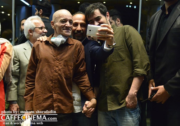 سلفی اصغر فرهادی و شهاب حسینی با پیرمرد بیمار