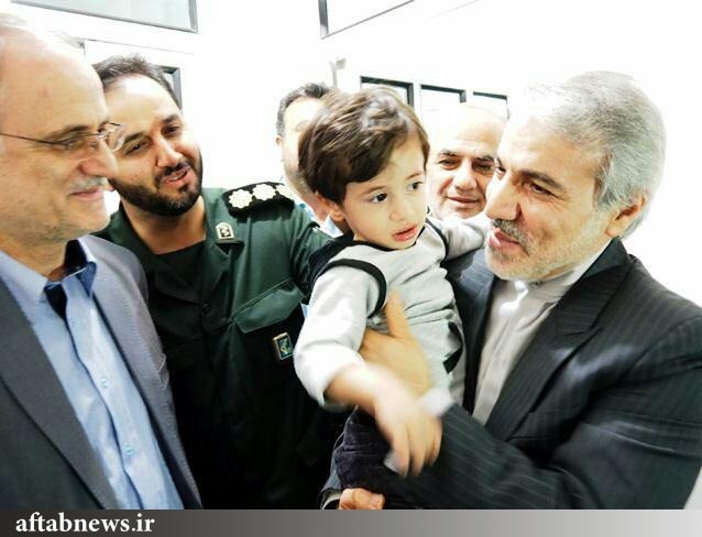 تصویر/فرزند شهید مدافع حرم در آغوش نوبخت