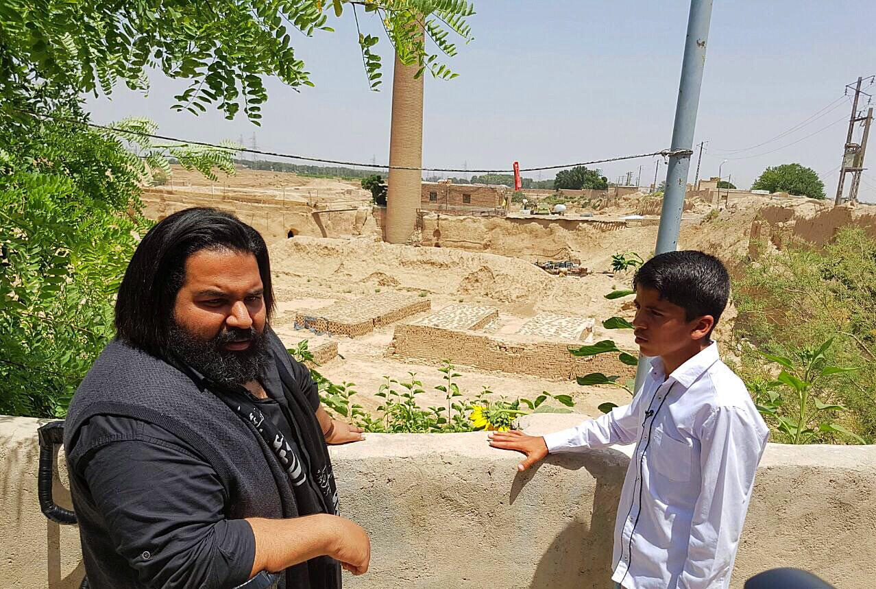حضور خواننده مشکی پوش در کوره آجرپزی +تصاویر