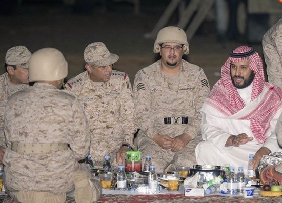 افطار پسر ملک سلمان با نظامیان سعودی+عکس