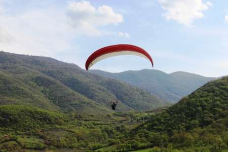 یک پاراگلایدرسوار در گلستان جان باخت