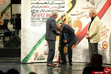 عکس/ بوسه داریوش ارجمند بر دستان بزرگ آقا