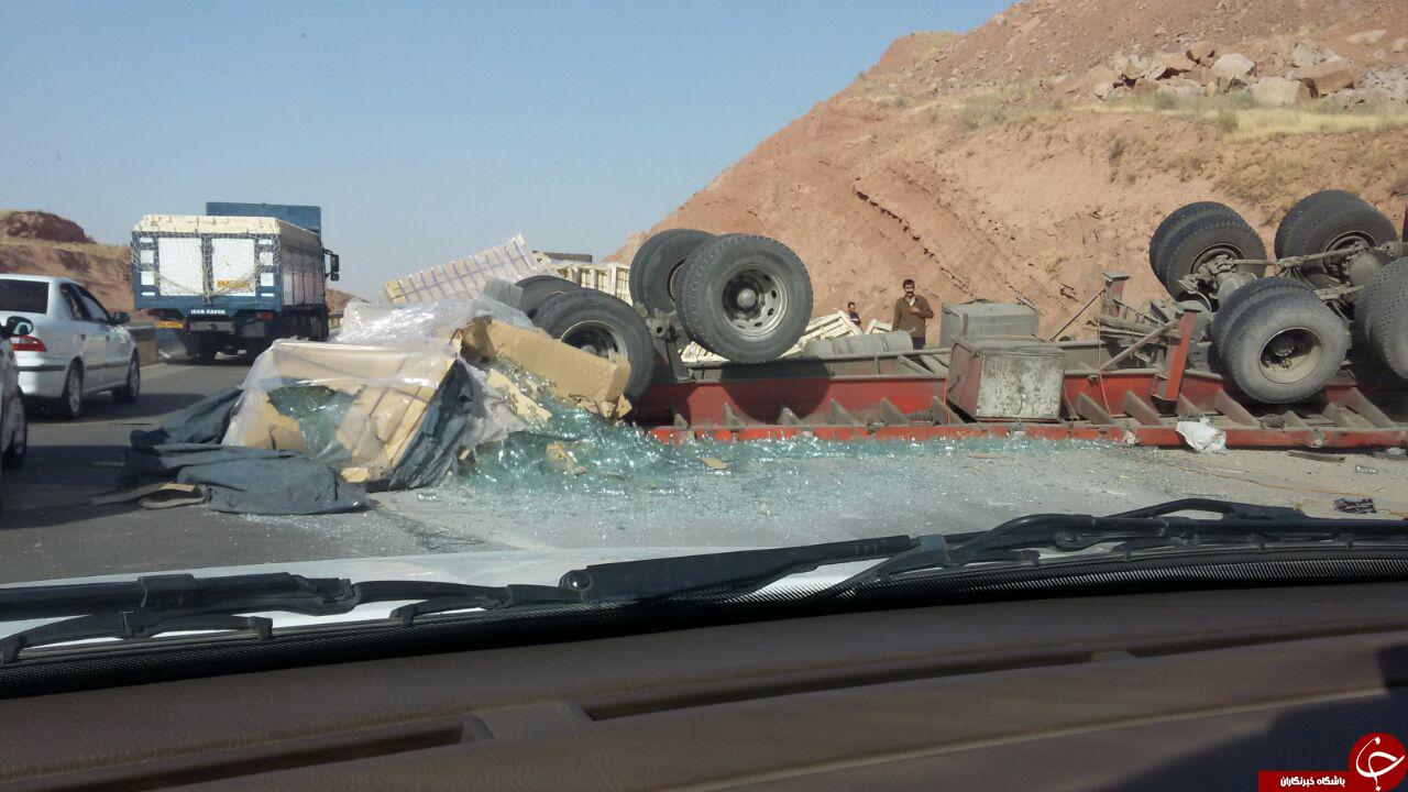 تصاویر/ تصادف هولناک تریلی حامل بار شیشه با پژو