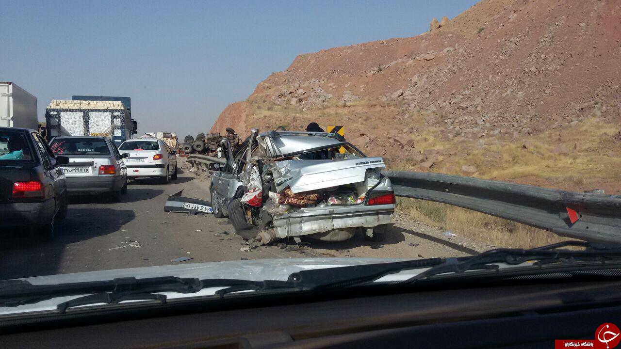 تصاویر/ تصادف هولناک تریلی حامل بار شیشه با پژو
