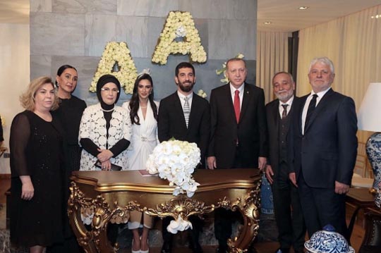 مراسم ازدواج ساده فوتبالیست معروف! + عکس