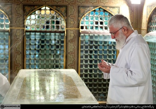 غبارروبی مضجع مطهر امام رضا با حضور مقام معظم رهبری /عکس