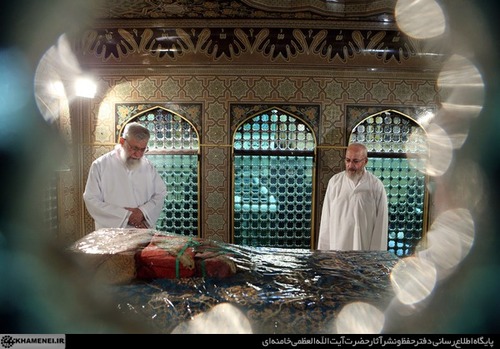 غبارروبی مضجع مطهر امام رضا با حضور مقام معظم رهبری /عکس