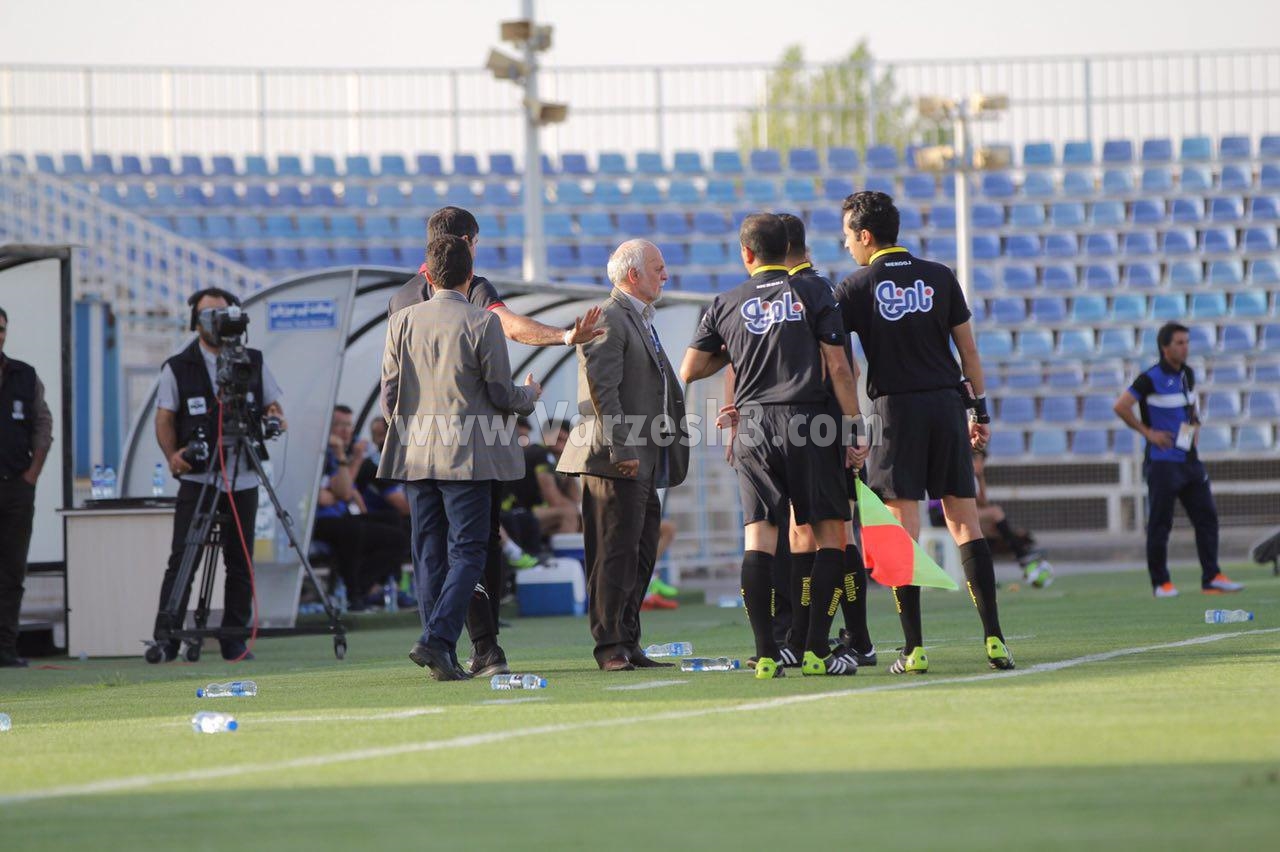 اخراج کریم باقری از روی نیمکت پرسپولیس+تصاویر