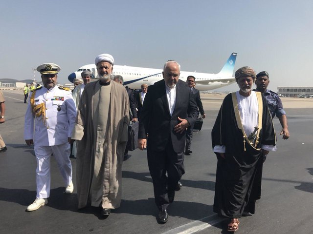 ظریف وارد مسقط شد+تصاویر