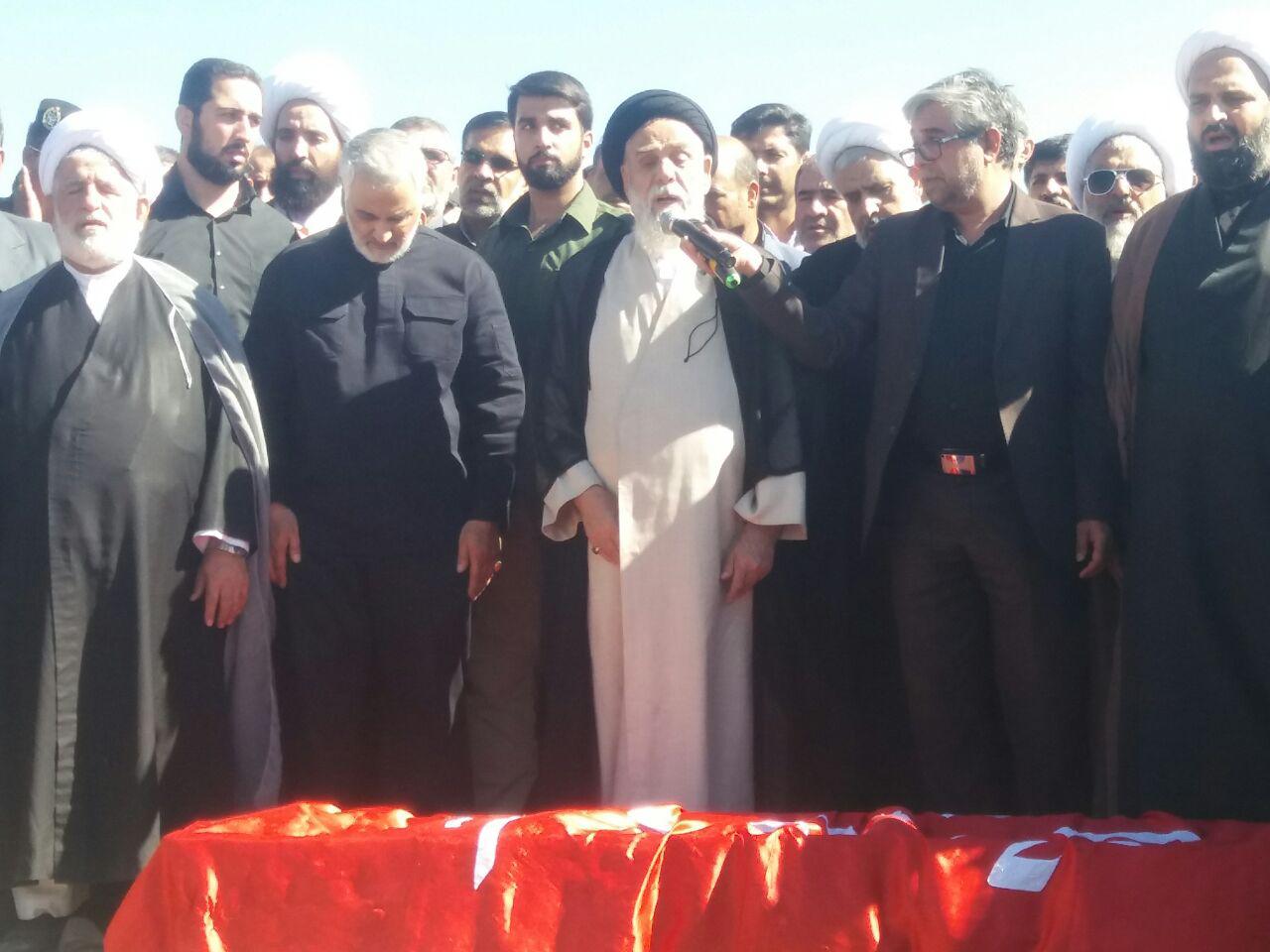 نماز سردار سلیمانی بر پیکر پدر +عکس