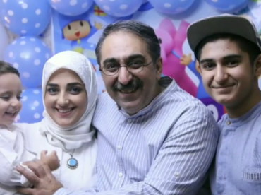 عکس خانوادگی مجری معروف با همسر و فرزندانش