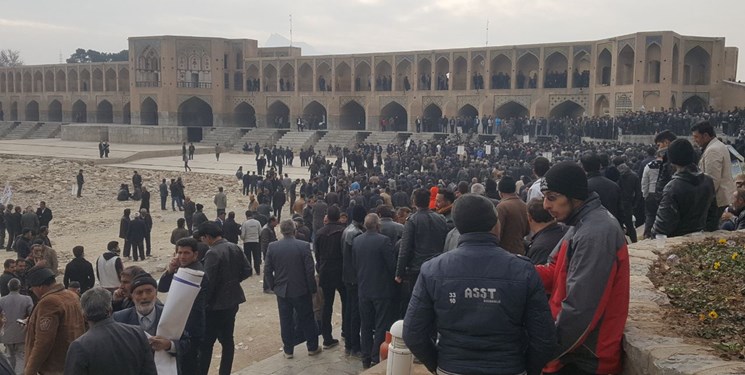 تجمع کشاورزان کنار پل خواجو در اصفهان+تصویر