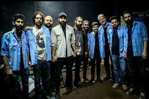 اجرای مهدی یراحی با لباس کارگران فولاد اهواز+عکس
