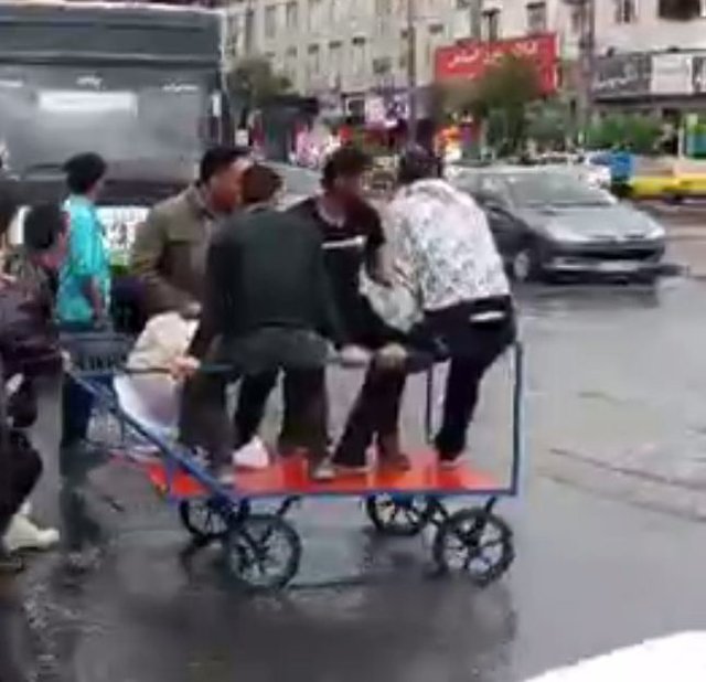 500 تومان هزینه رد شدن از خیابان! +عکس