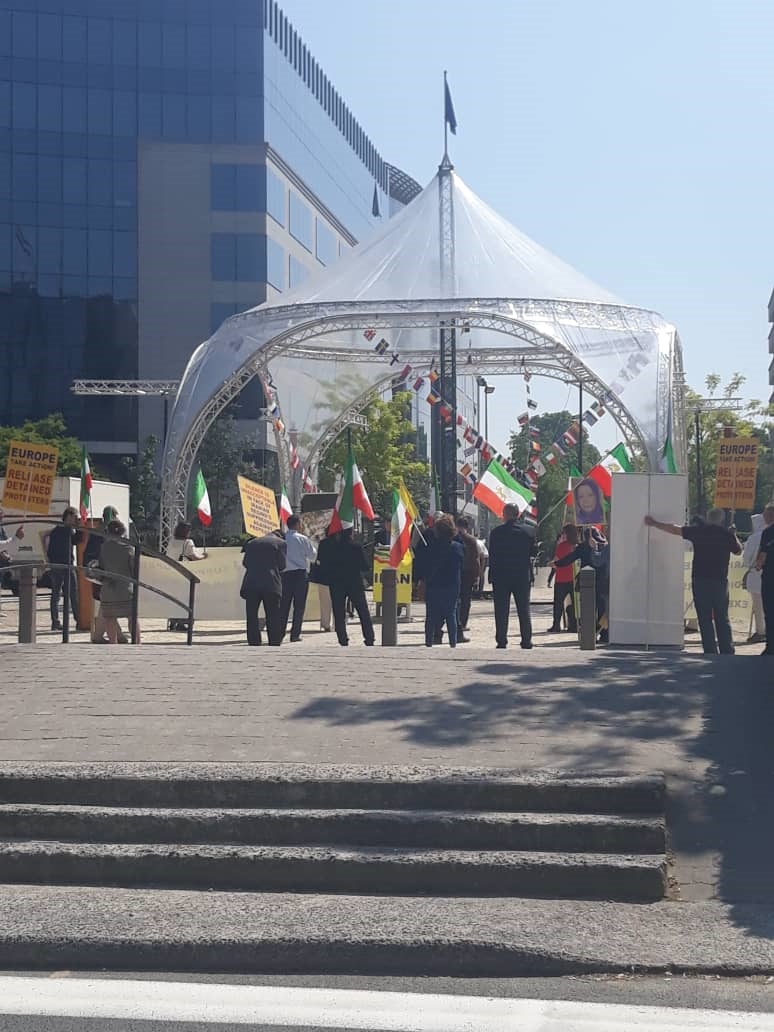تجمع مضحک منافقین مقابل دفتر اتحادیه اروپا/ عکس