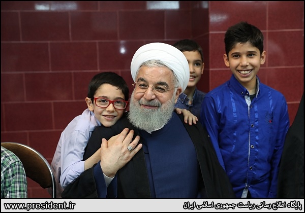 عکس یادگاری کودکانه با حسن روحانی