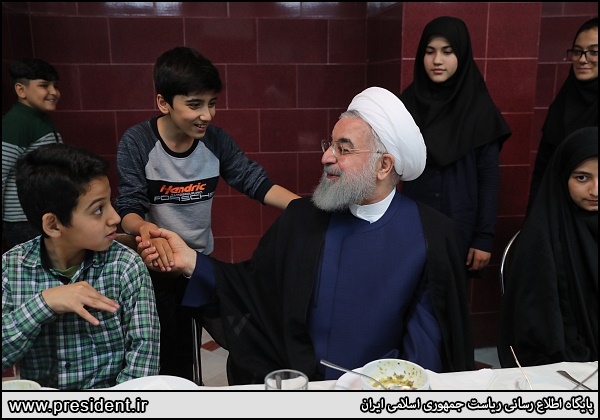 عکس یادگاری کودکانه با حسن روحانی