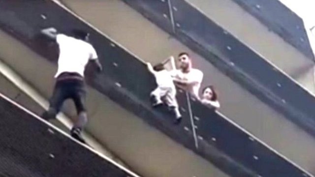 مرد عنکبوتی کودک آویزان از بالکن را نجات داد