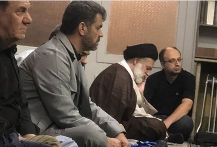 عکس/ فرزند رهبرانقلاب در مراسم عزاداری بین مردم