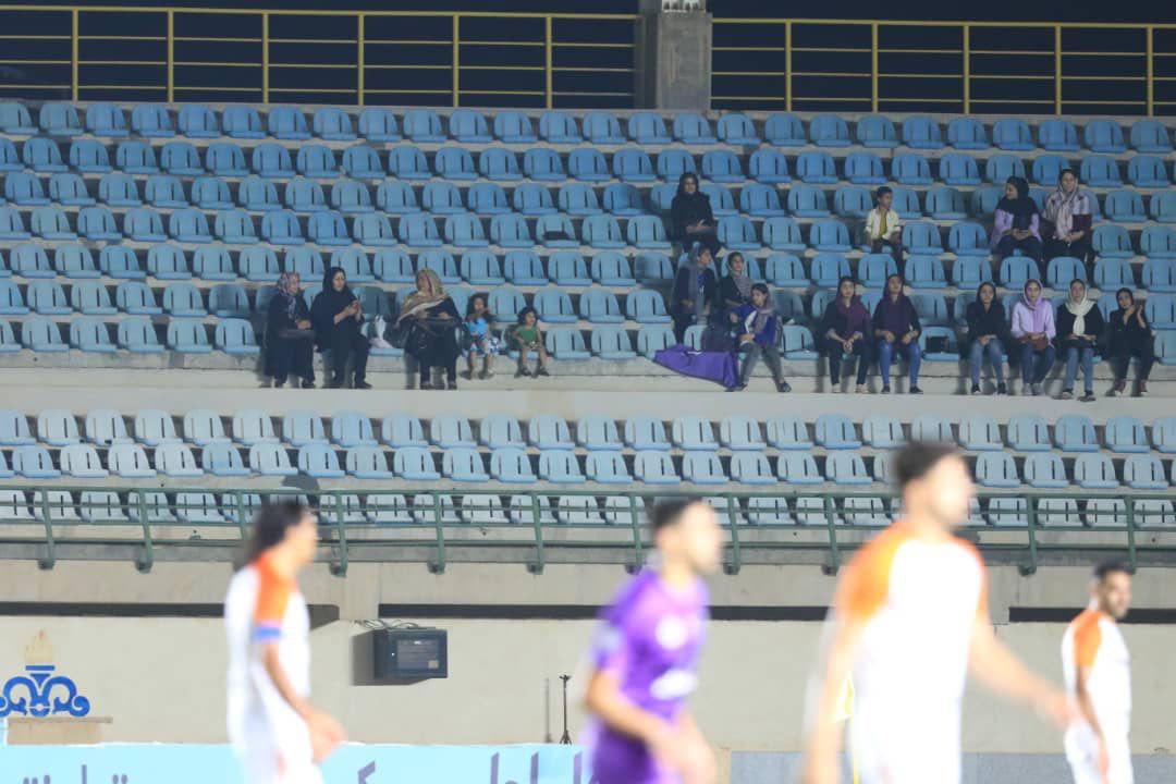 بانوان خرمشهری تماشاگر بازی لیگ یک+عکس