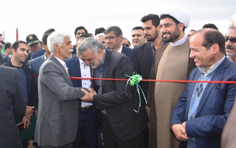 بوسه وزیر بر دستان کشاورز ملایری+عکس