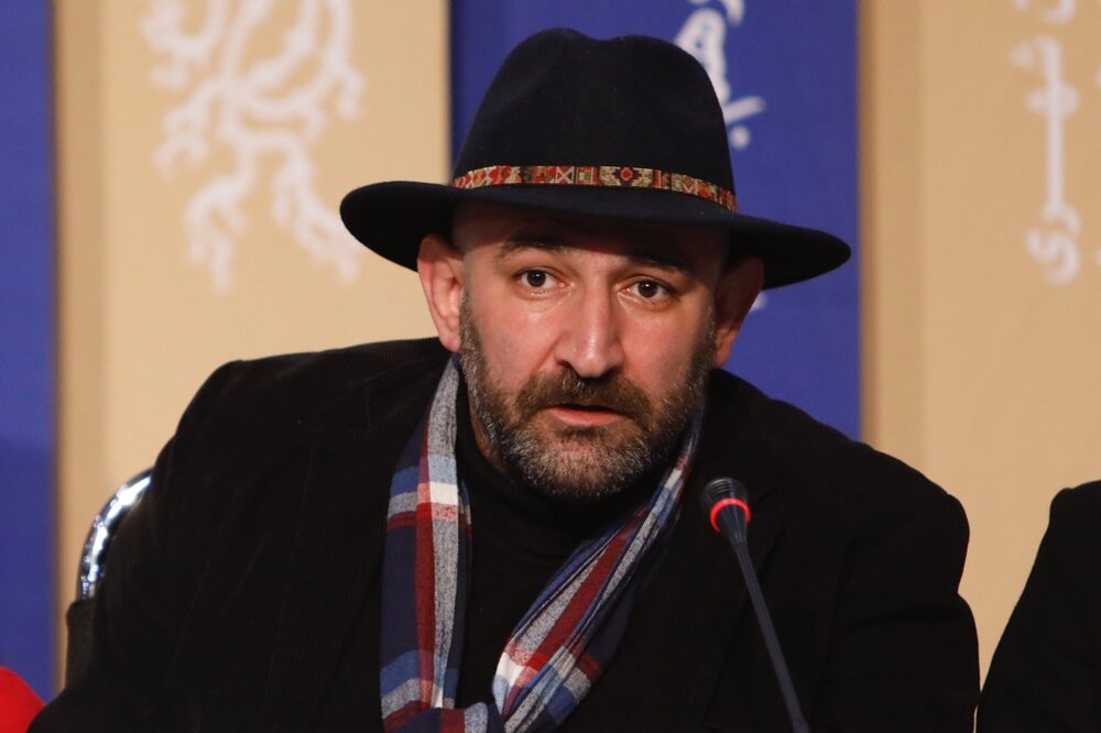 عکس/ اوس موسی «پایتخت» با کلاهی خاص در جشنواره فیلم فجر عکس/ اوس موسی «پایتخت» با کلاهی خاص در جشنواره فیلم فجر