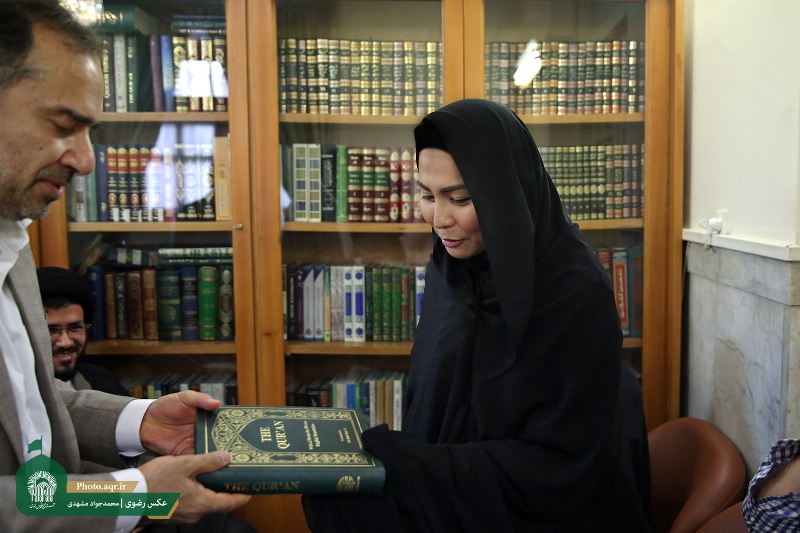 یک بودایی در حرم مطهر رضوی مسلمان شد +عکس