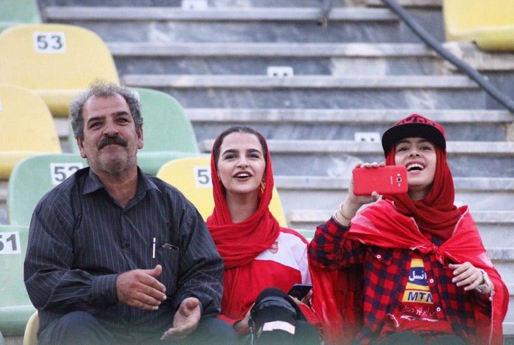 دو دختر پرسپولیسی در ورزشگاه+تصویر دو دختر پرسپولیسی در ورزشگاه+تصویر