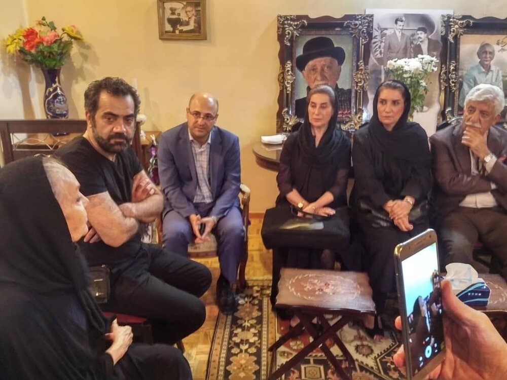 حضور هنرمندان در خانه داریوش اسدزاده+عکس حضور هنرمندان در خانه داریوش اسدزاده+عکس