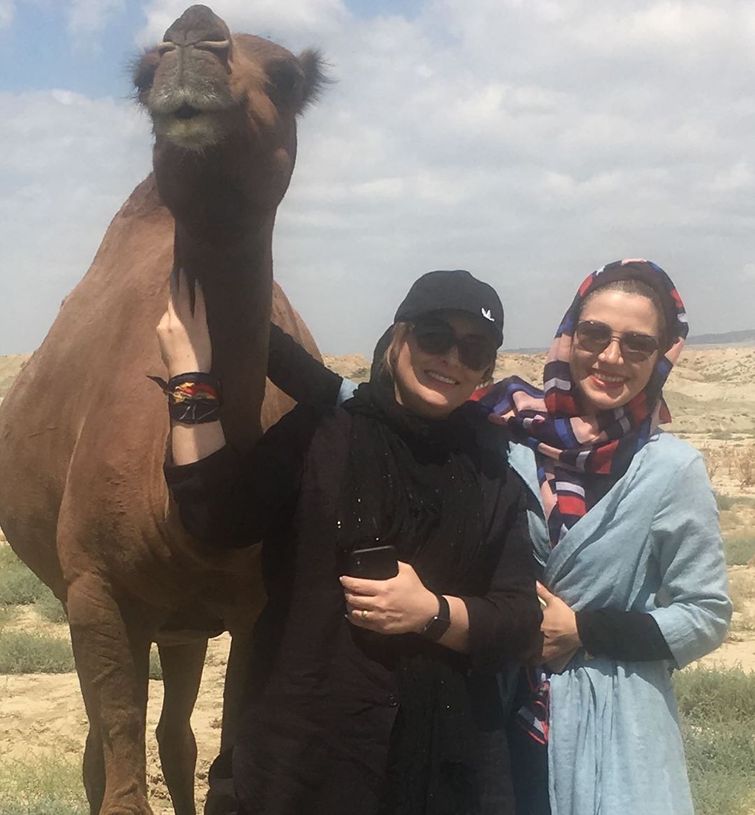 عکس یادگاری مجری مشهور با شتر