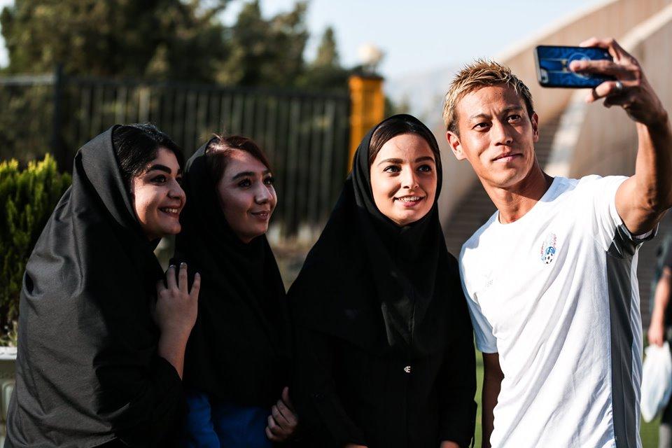 سلفی مربی کامبوج با دختران ایرانی+عکس سلفی مربی کامبوج با دختران ایرانی+عکس