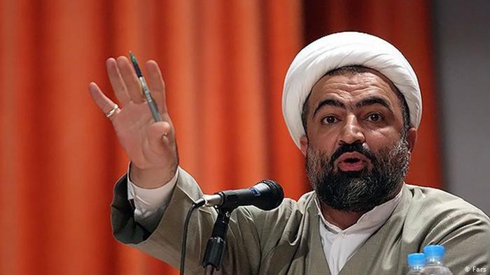 رسایی: باید هر سال از دیوار سفارت آمریکا بالا برویم