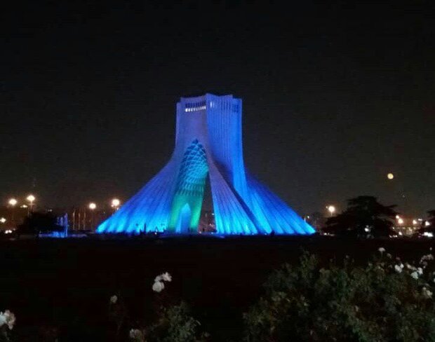 برج آزادی آبی شد برج آزادی آبی شد
