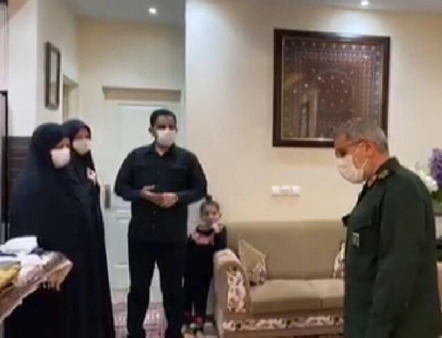سردار قاآنی با خانواده شهید پورجعفری دیدار کرد سردار قاآنی با خانواده شهید پورجعفری دیدار کرد
