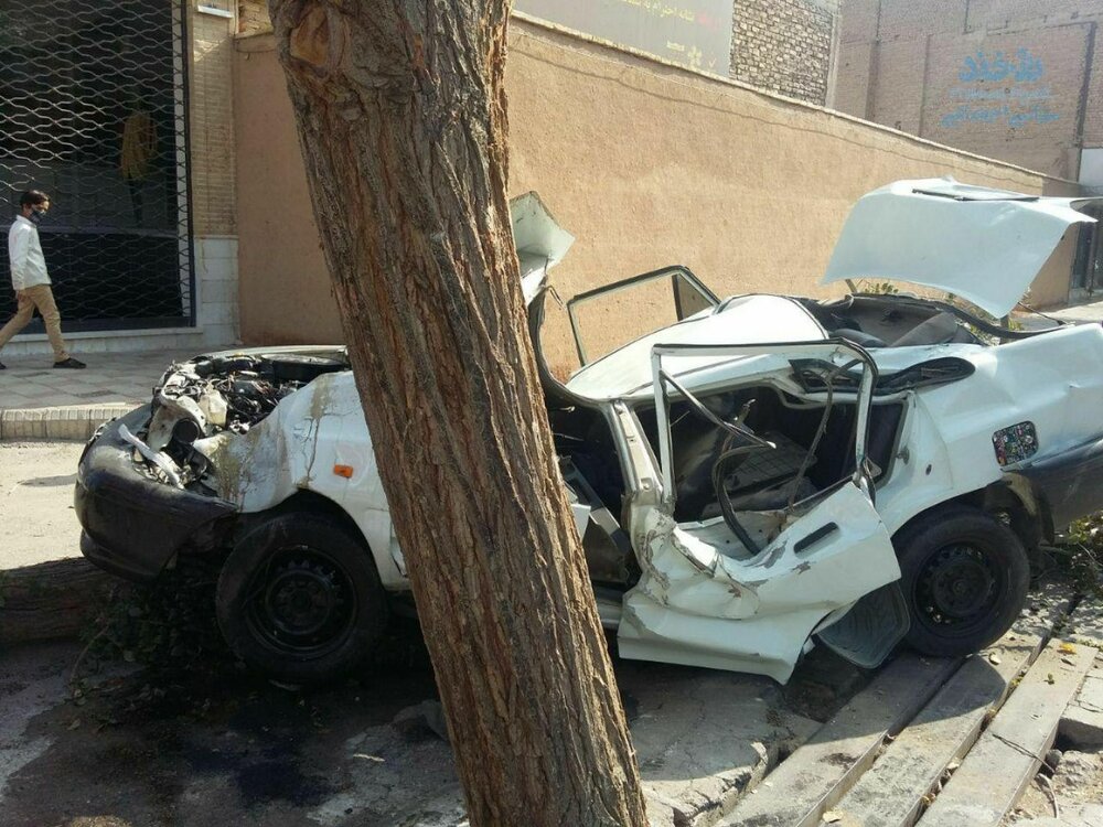 عکس/ مچاله شدن پراید پس از تصادف با درخت