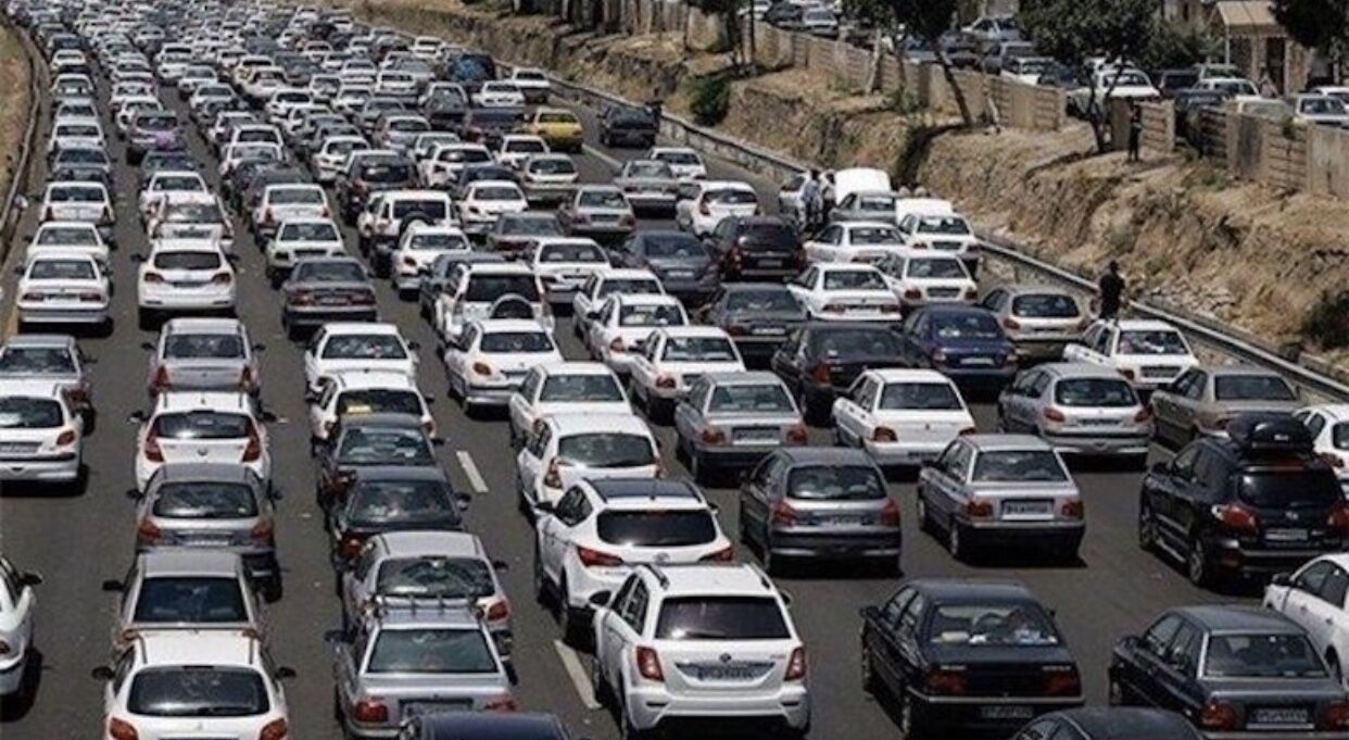 ترافیک در مسیرهای خروجی تهران سنگین است ترافیک در مسیرهای خروجی تهران سنگین است