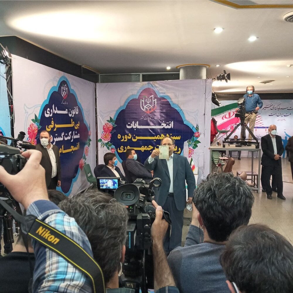 محمد شریعتمداری هم ثبت نام کرد محمد شریعتمداری هم ثبت نام کرد