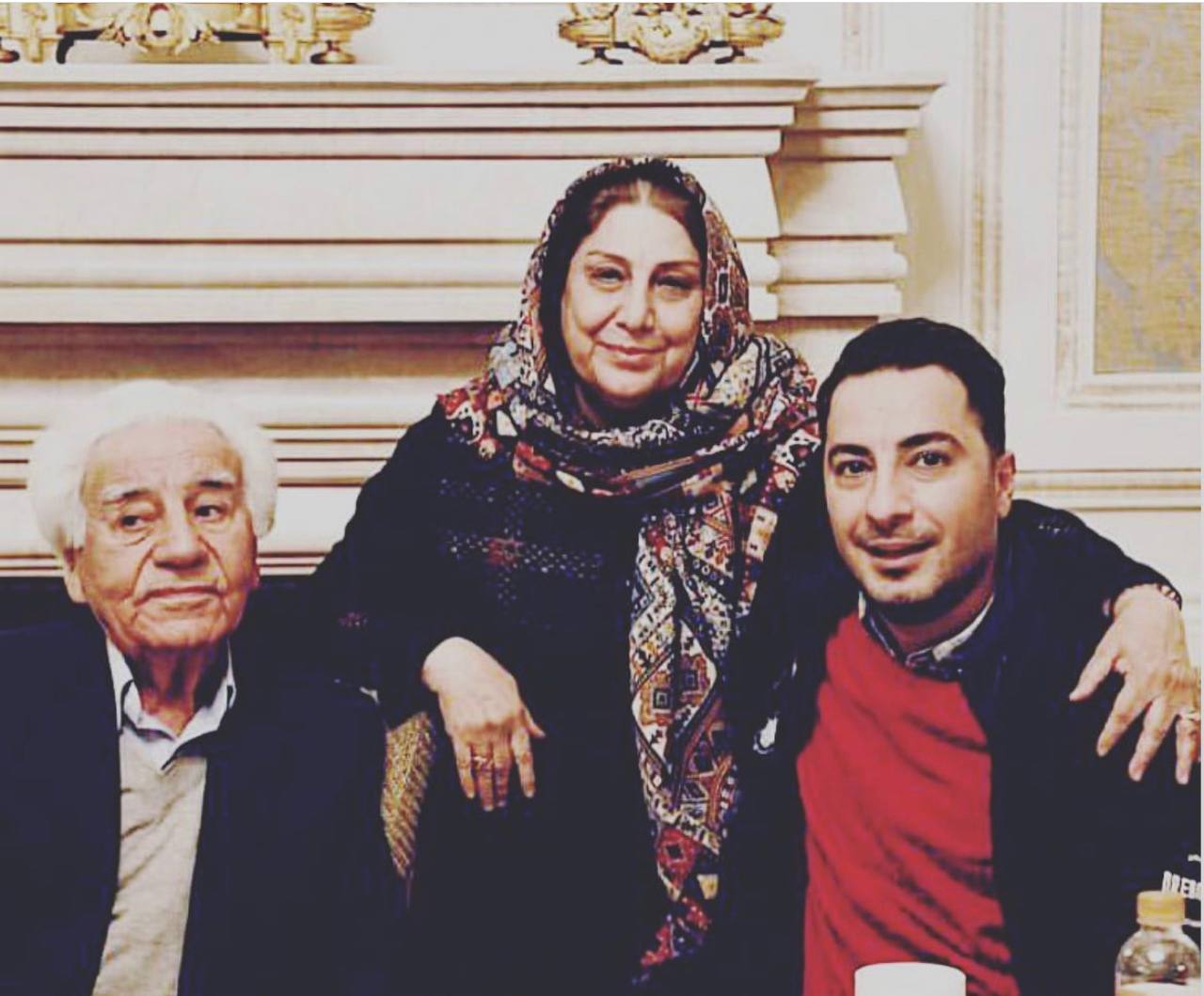 نوید محمدزاده در کنار پدر و مادرش (عکس)