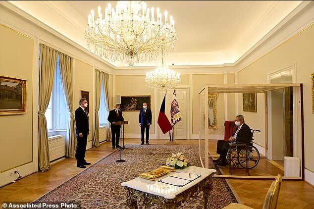 عکس/ سوگند کرونایی در جمهوری چک! عکس/ سوگند کرونایی در جمهوری چک!