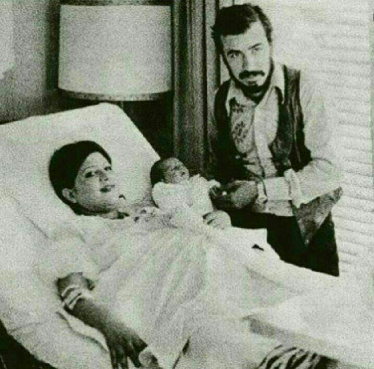 نوزادی لیلا حاتمی در آغوش مادر و پدرش