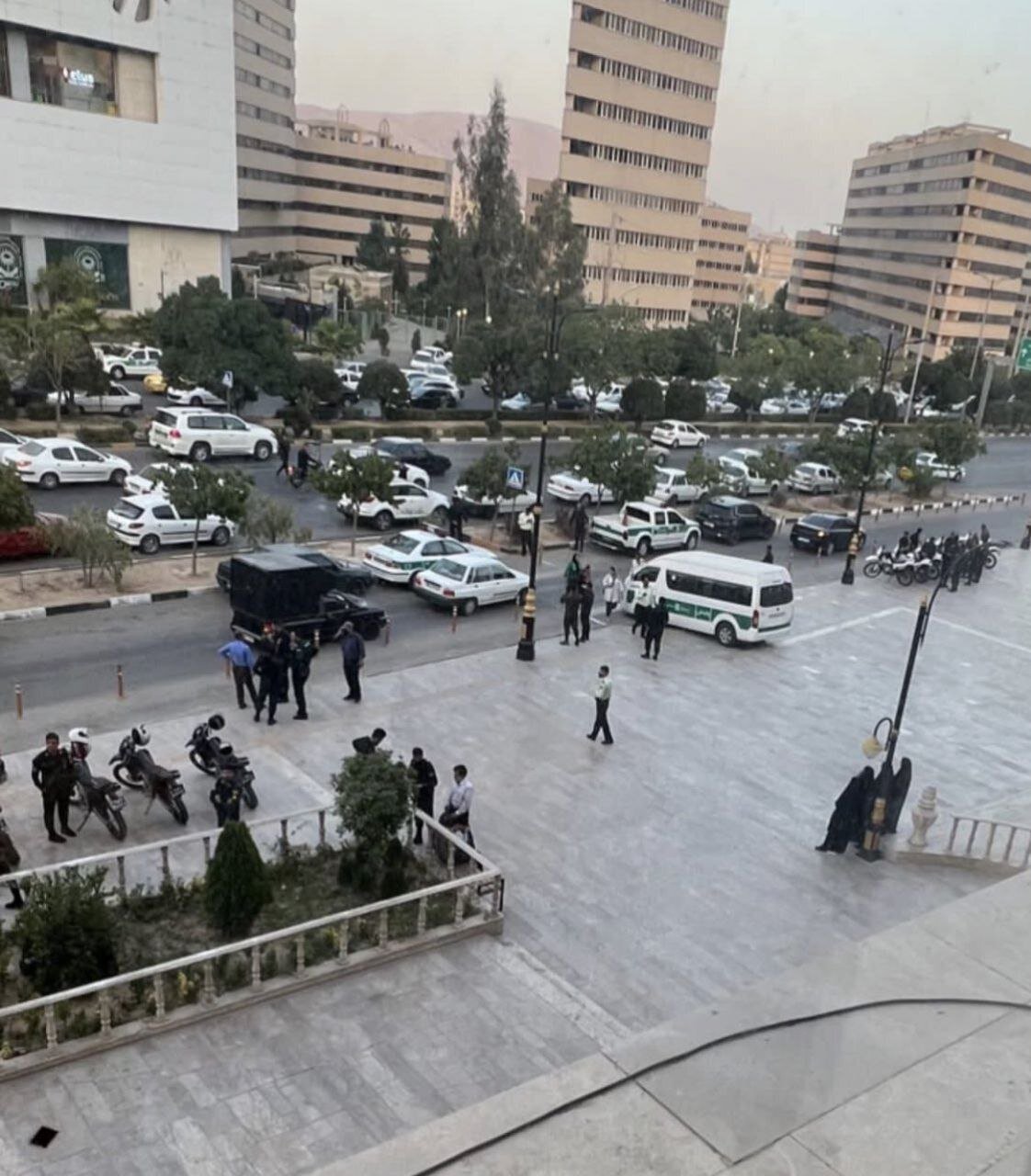 تصویری جنجالی از گشت ارشاد در شیراز