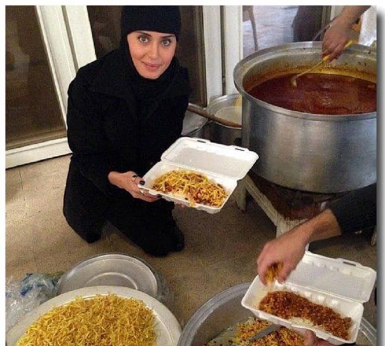 تصویری از الناز شاکردوست سر دیگ نذری