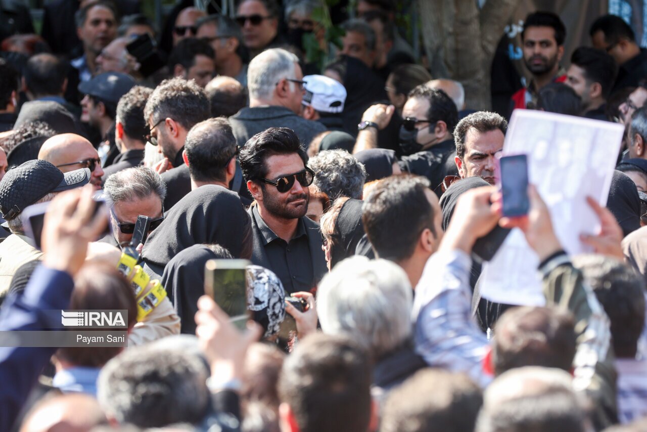 تصویری از محمد رضا گلزار در مراسم داریوش مهرجویی تصویری از محمد رضا گلزار در مراسم داریوش مهرجویی